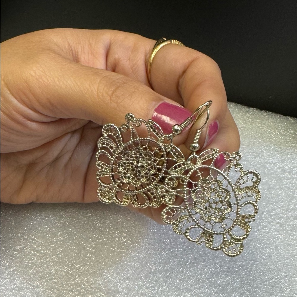 FR fashion style Leaf Ornament Earrings 💥💥
